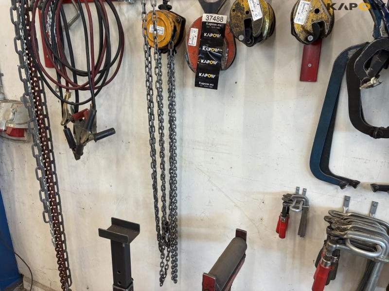 Fixed holding tools, chains and trestles 27