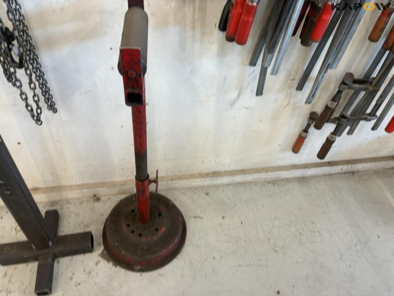 Fixed holding tools, chains and trestles 34