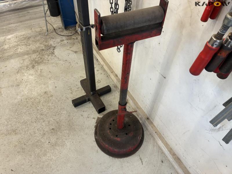 Fixed holding tools, chains and trestles 35