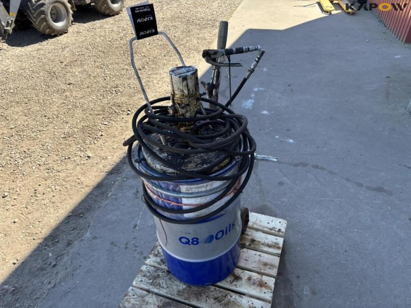 Grease with compressed air pump 6