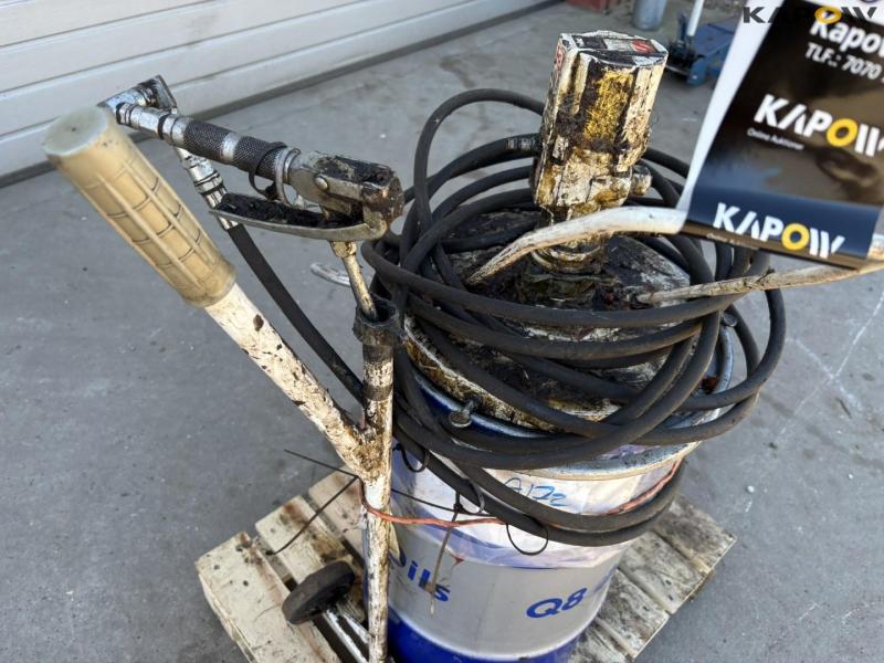 Grease with compressed air pump 10