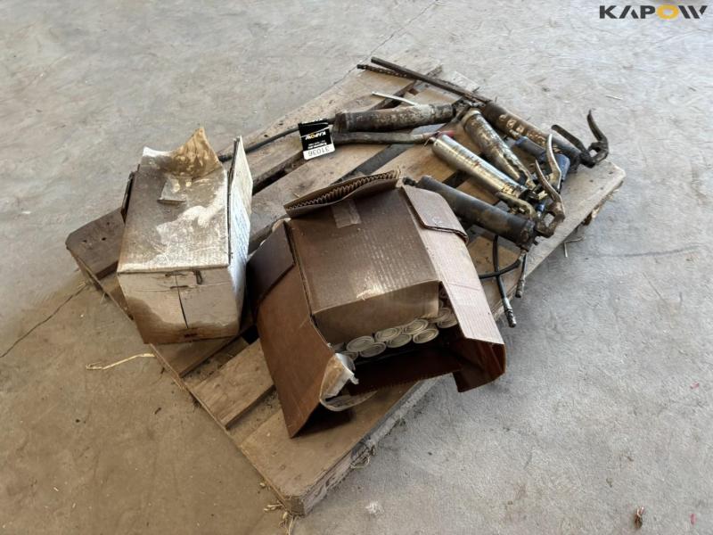 Grease and grease guns 4