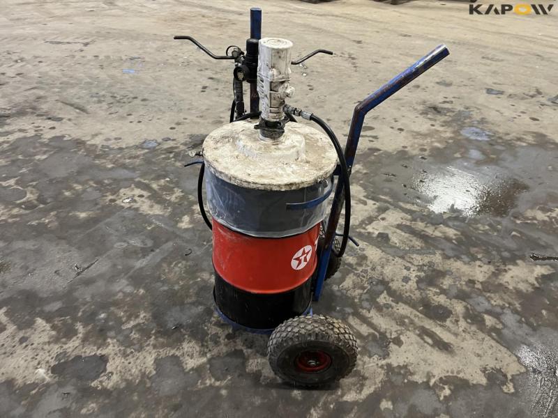 Grease pump with gun. 4