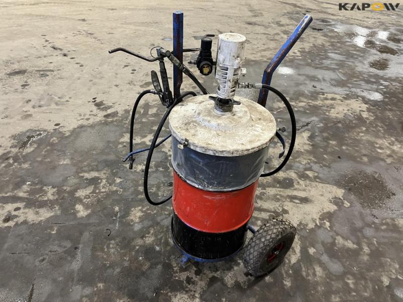 Grease pump with gun. 5