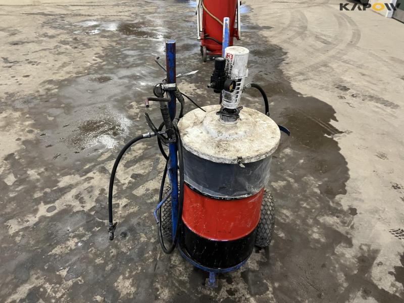 Grease pump with gun. 6