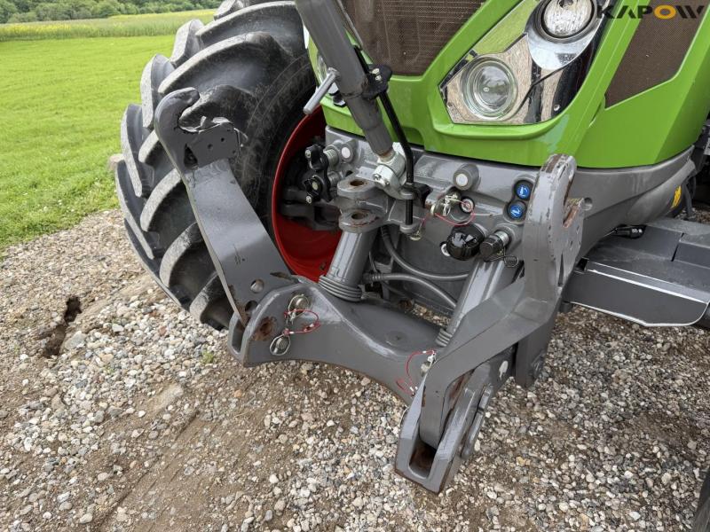 Fendt 828 vario tractor 13