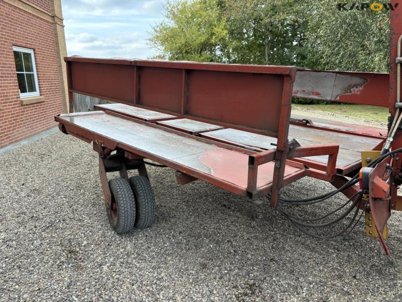 Fiatagri Hesston 4900 big square baler with bale wagon 61
