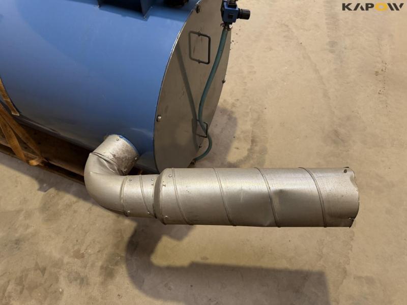 Filter system with compressed air cleaning 22
