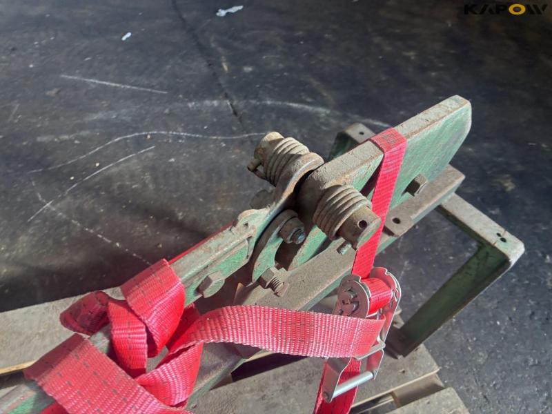 Flat iron clipper on stand 7