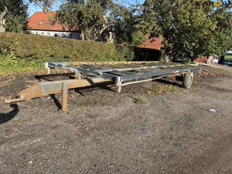 Flatbed truck 1