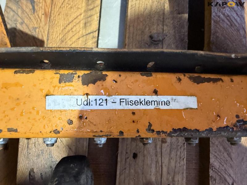Tile clamp 18