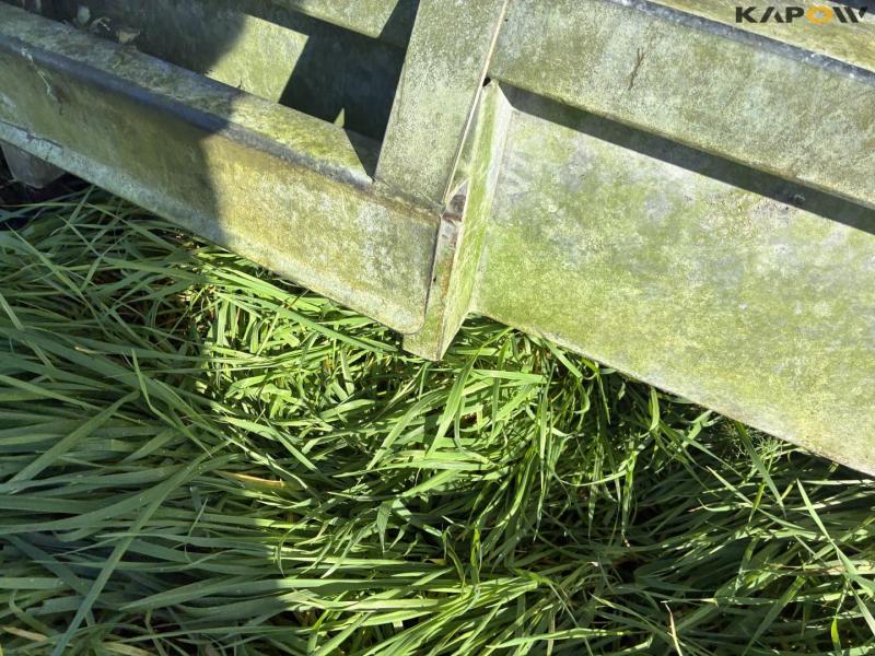 Feed fence with catch grid 18