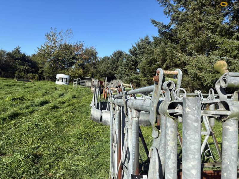Feed fence with catch grid 21