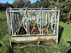 Feed fence with catch grid 8