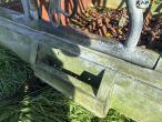 Feed fence with catch grid 19