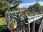 Feed fence with catch grid 22