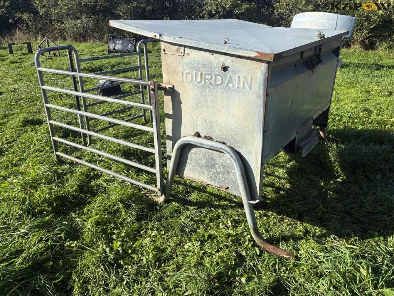 Feed fence with calf shelter 7
