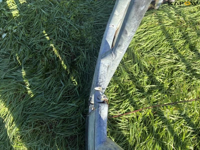 Feed fence 20
