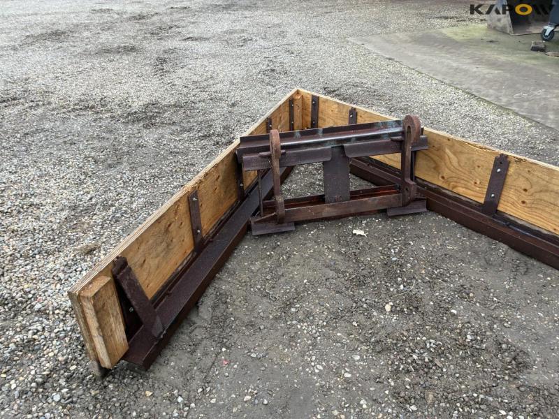 Feed scraper with Weidermann hitch 4