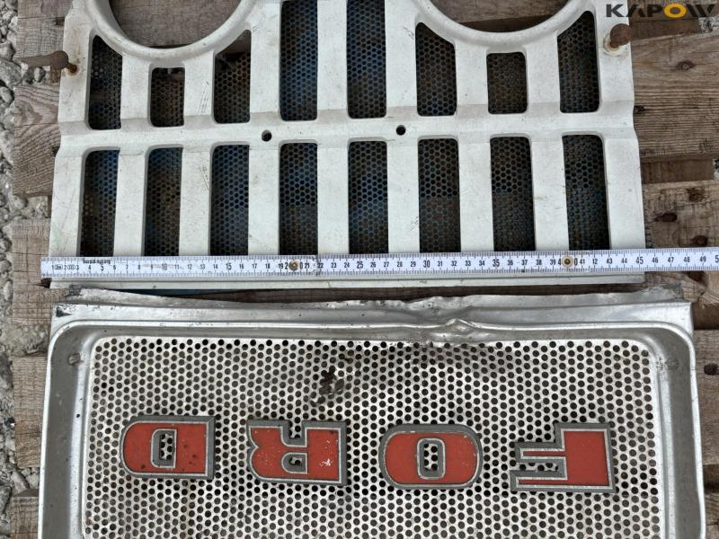 Ford front grill 9