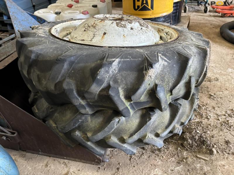 Fordson Dexta with front loader 62