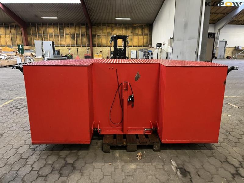 Front box with built-in vice 6