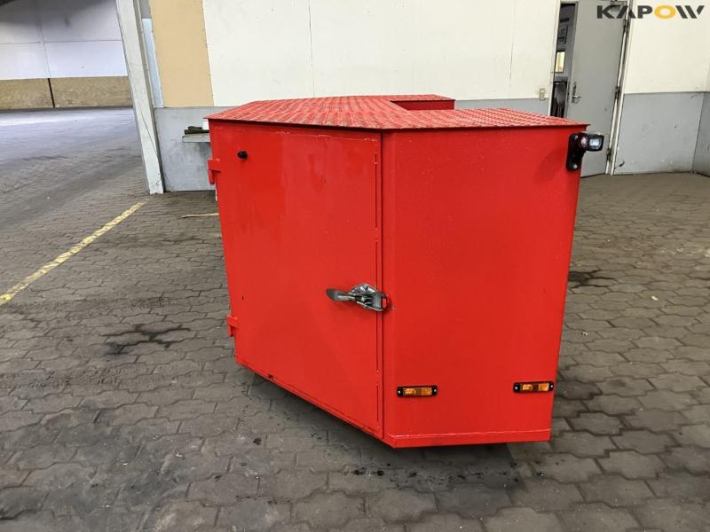 Front box with built-in vice 8