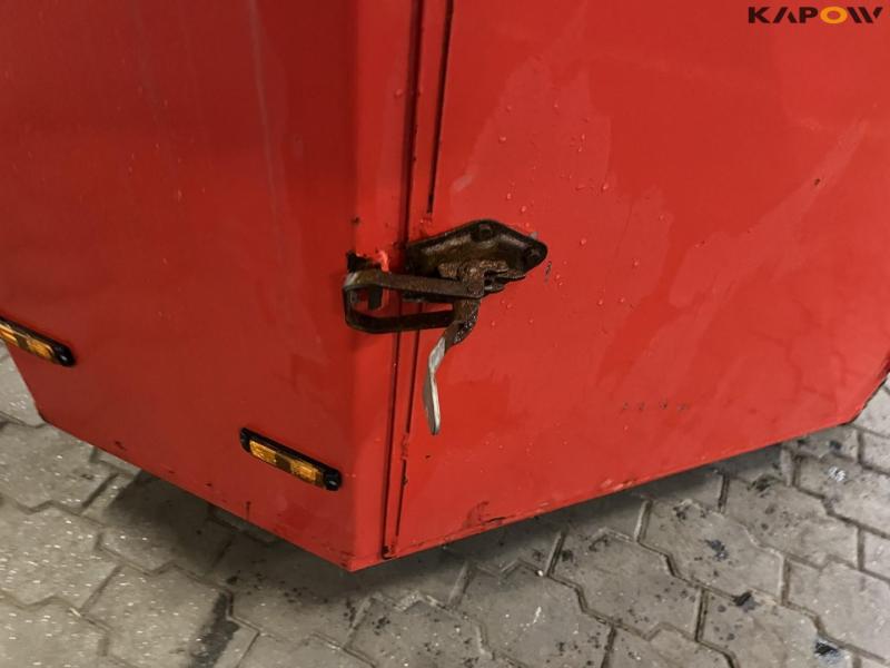 Front box with built-in vice 14