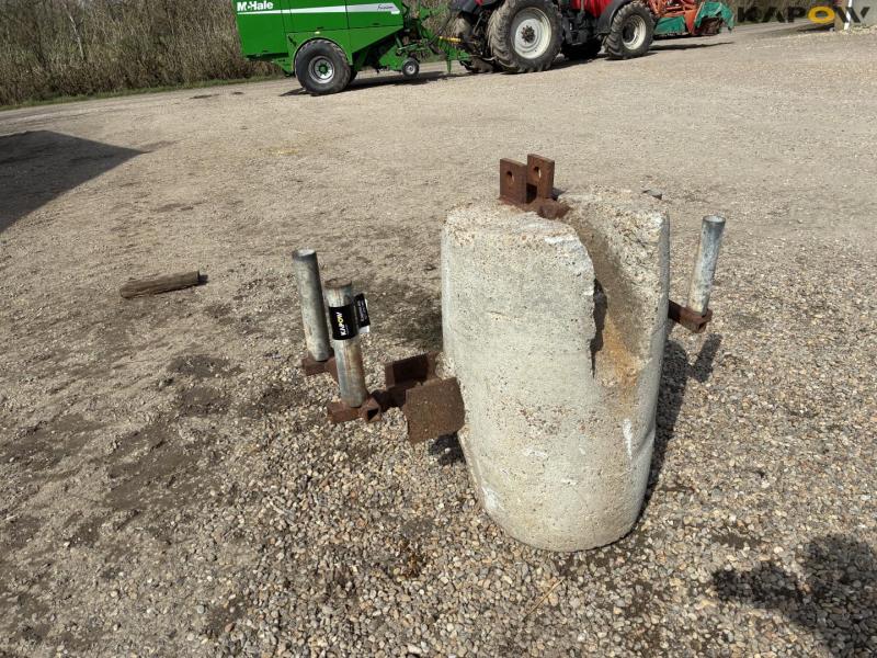 Concrete front block 2