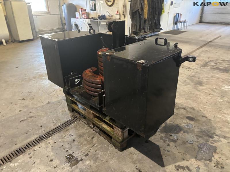 Front block with storage 5