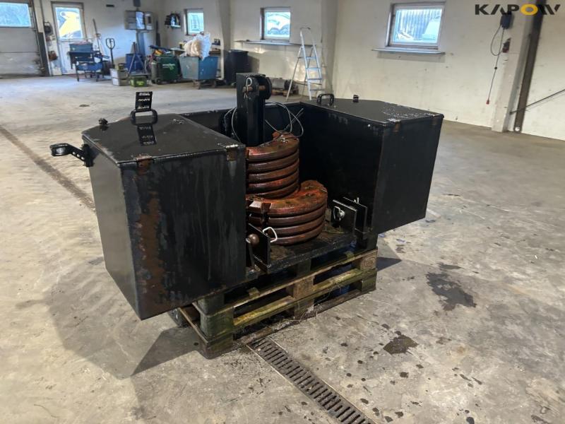 Front block with storage 7