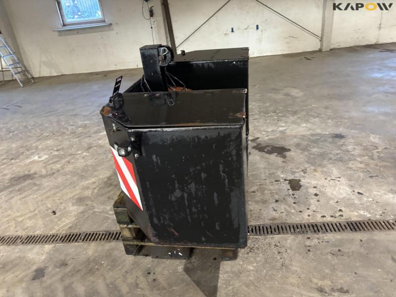 Front block with storage 8