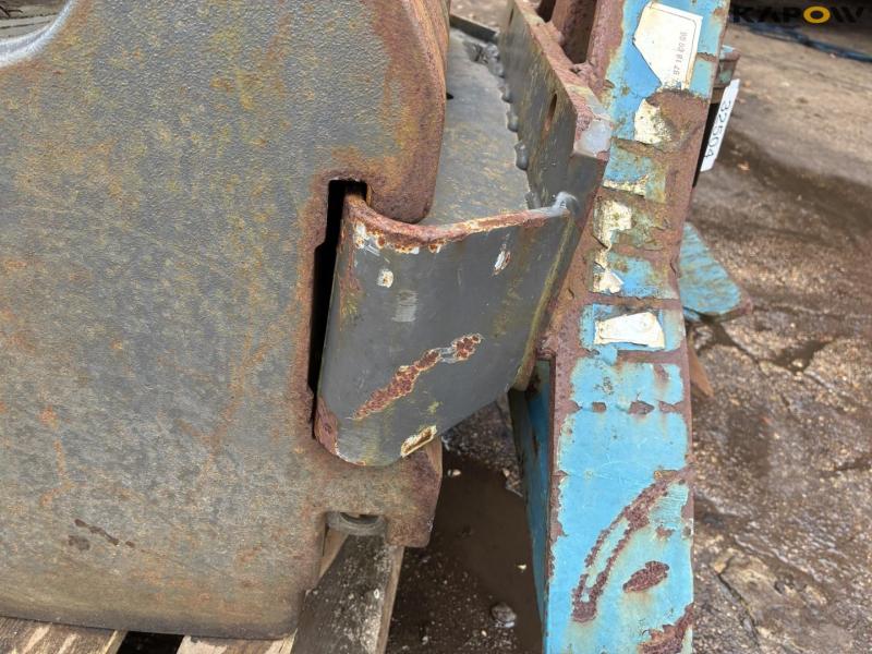 Front weight on frame 13