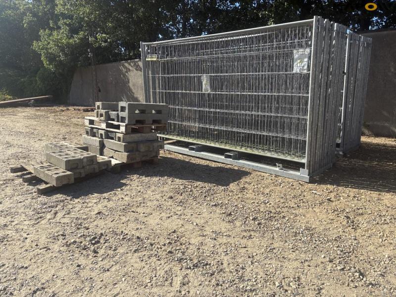 Galvanized construction site fence 1