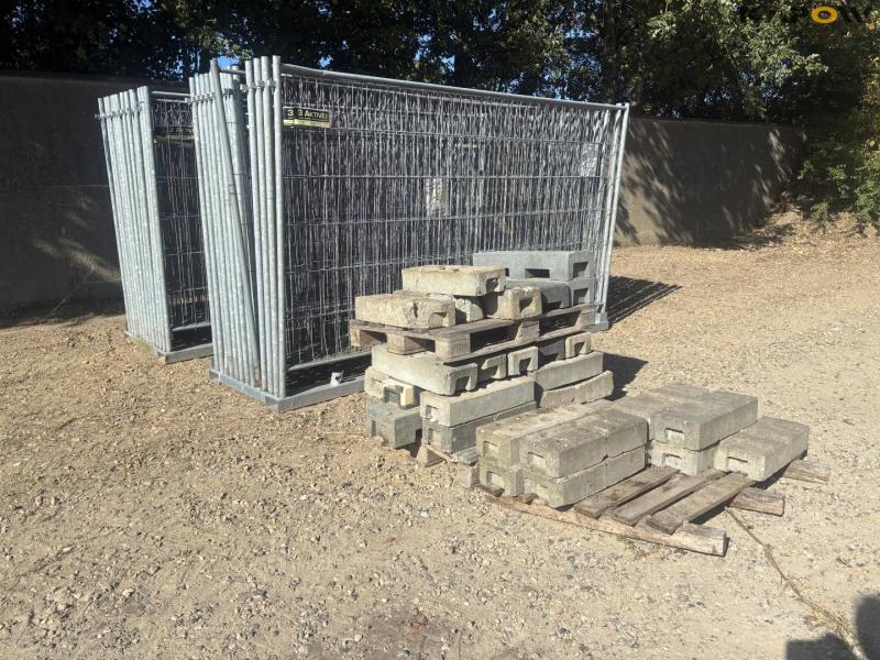 Galvanized construction site fence 3