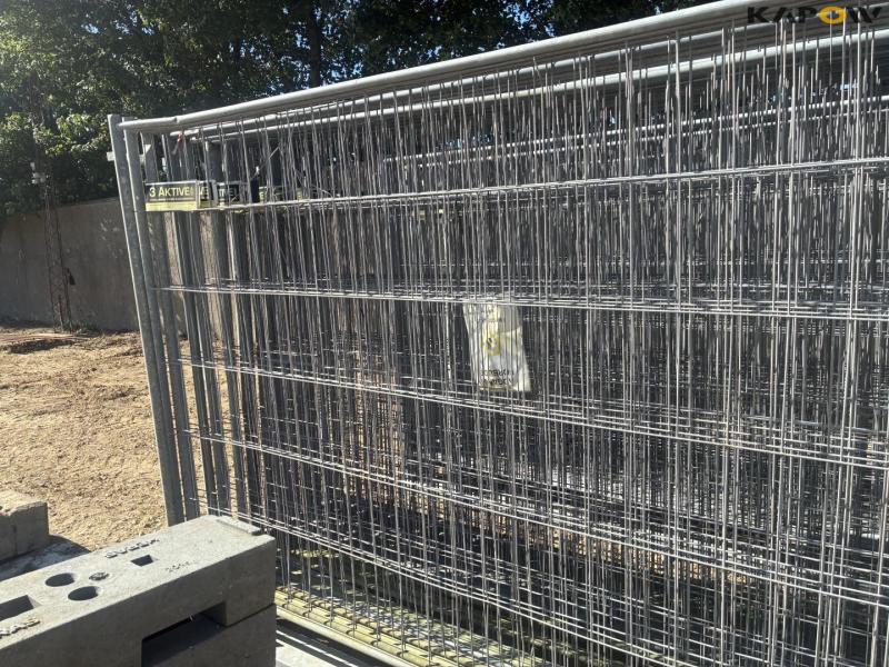 Galvanized construction site fence 19