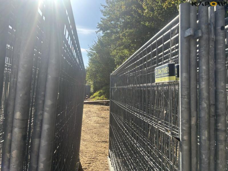 Galvanized construction site fence 32
