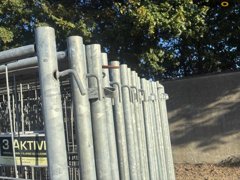 Galvanized construction site fence 9