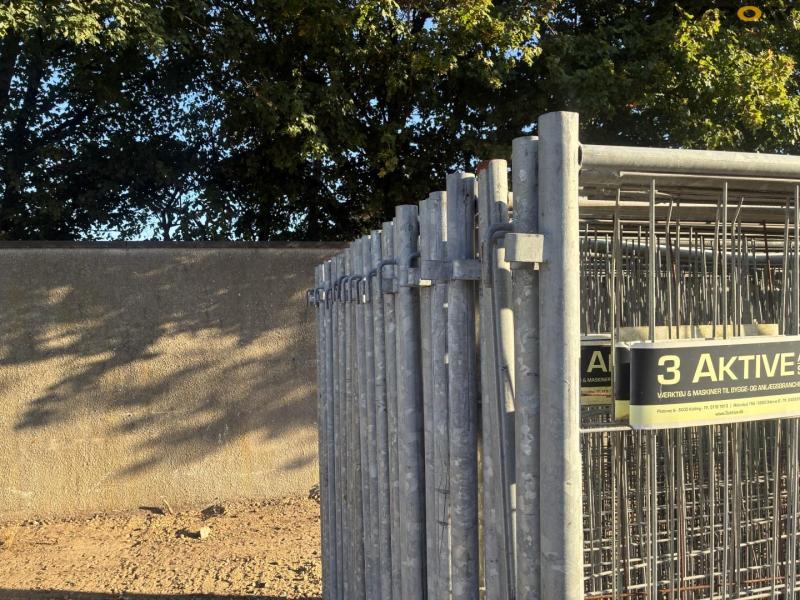 Galvanized construction site fence 15