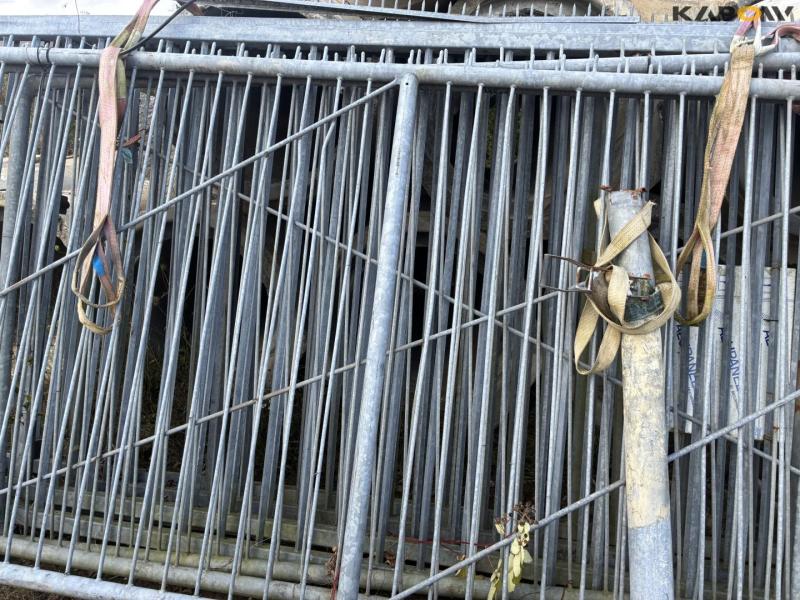 Galvanized gates with feet 14