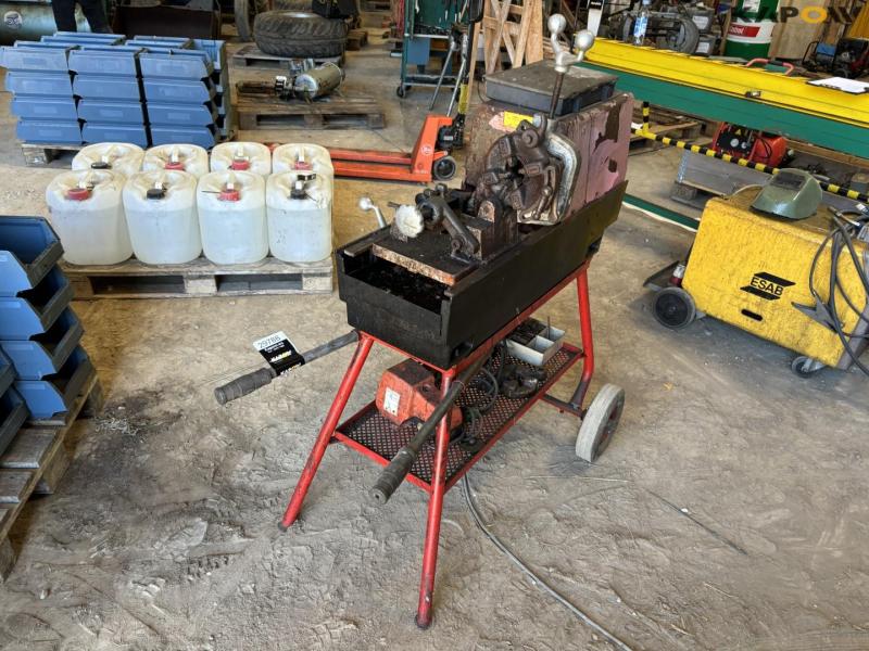 Thread cutting machine 5