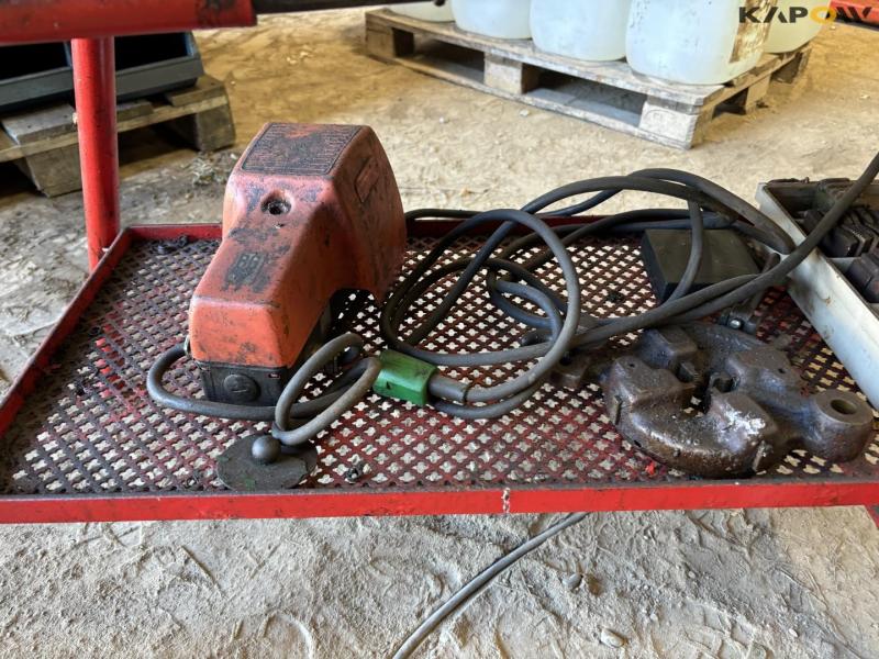 Thread cutting machine 13