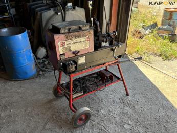 Thread cutting machine