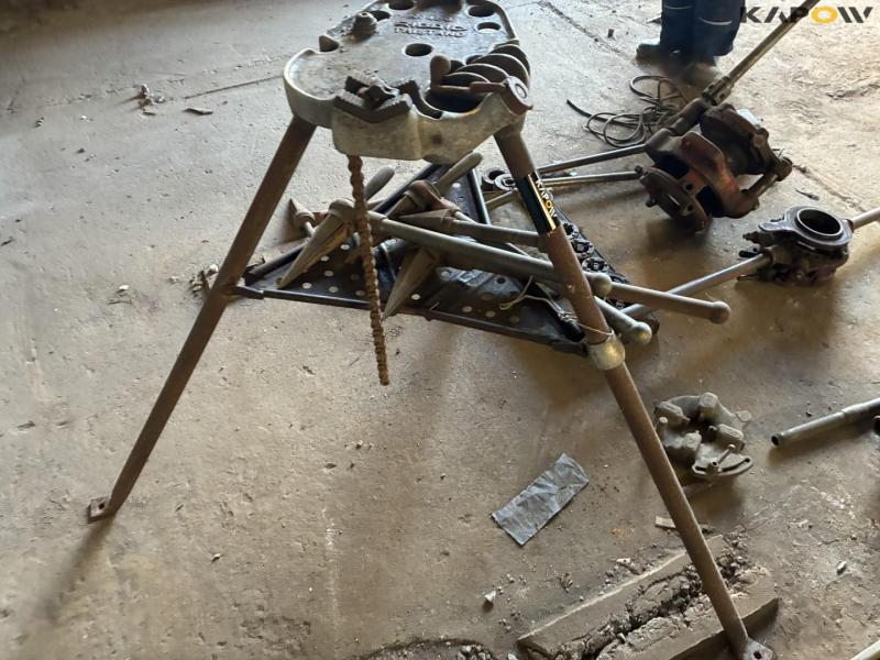 Thread cutting equipment 44