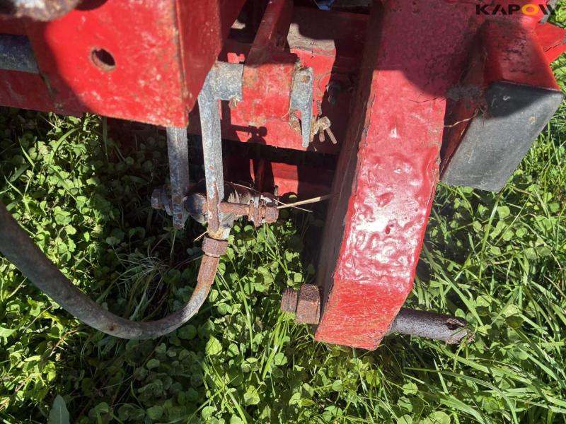 Fertilizer spreader 21