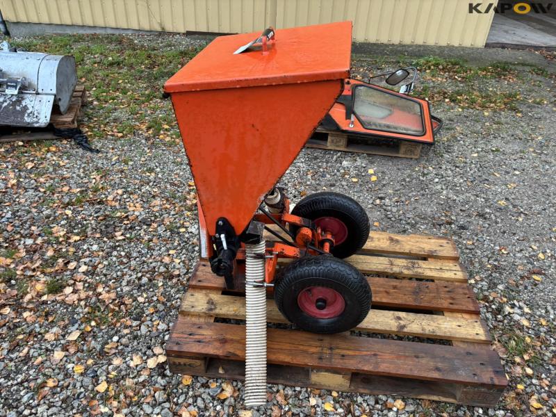 Fertilizer spreader for Christmas trees 7