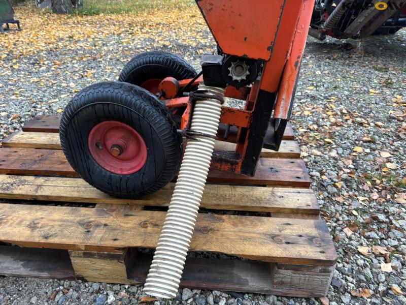 Fertilizer spreader for Christmas trees 11