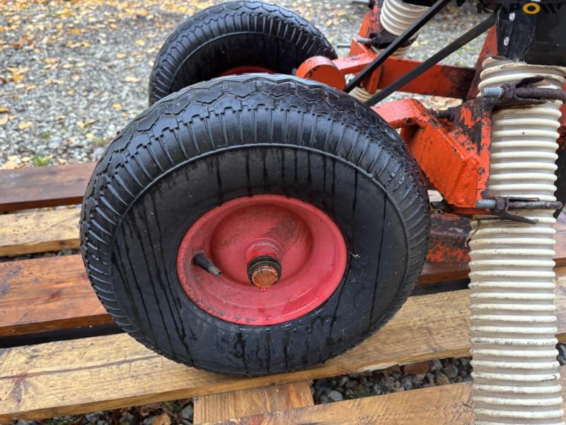 Fertilizer spreader for Christmas trees 12