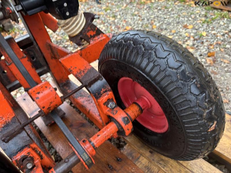 Fertilizer spreader for Christmas trees 17