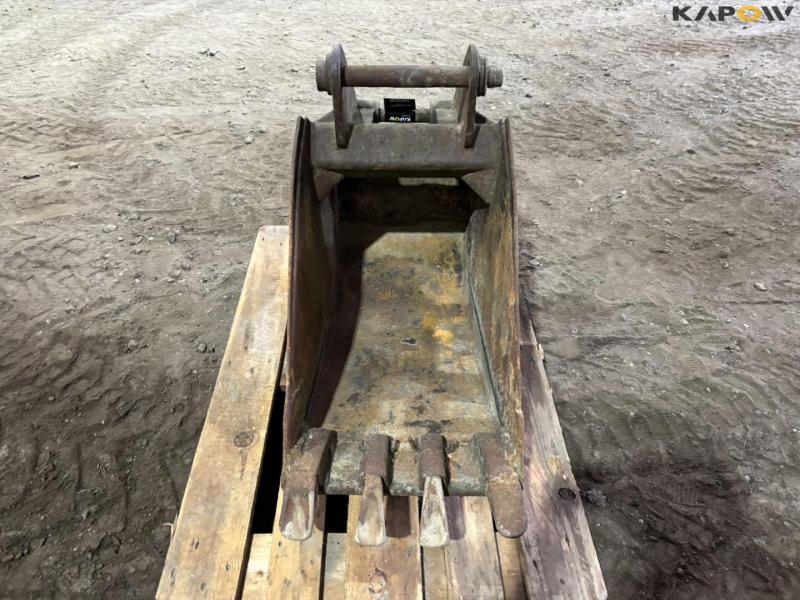 Excavator bucket with teeth 4